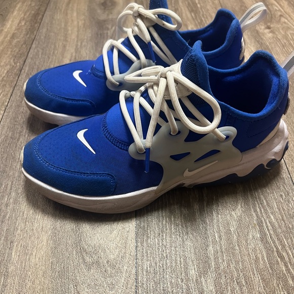 💙 Womens 8 Nike react shoes 💙 - Picture 3 of 8